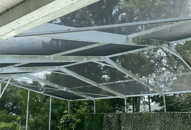 Screen enclosure before professional cleaning